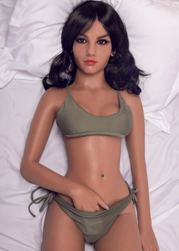 Slanke sekspop Anissa met zwarte krullen en kleine borsten