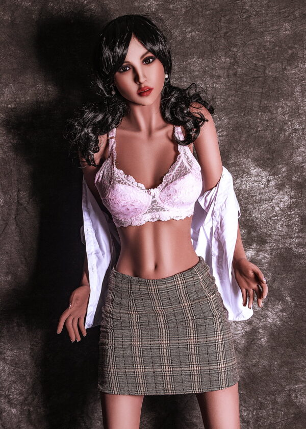 Realdoll Karlee met kleine borsten en zwart krullend haar