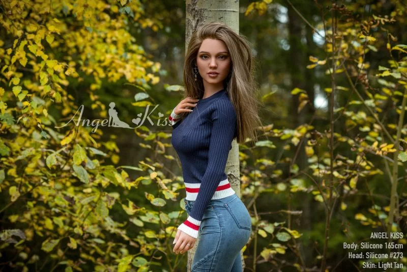 AK Doll brunette sexpop silicone van 165cm met spijkerbroek en trui aan