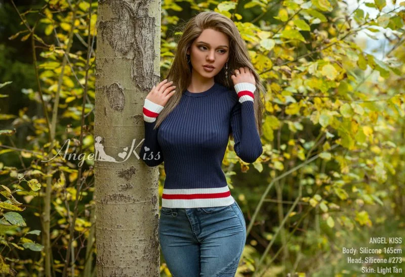 AK Doll brunette sexpop silicone van 165cm met spijkerbroek en trui aan