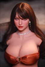 Levensechte sekspop torso met bruin haar en grote borsten.