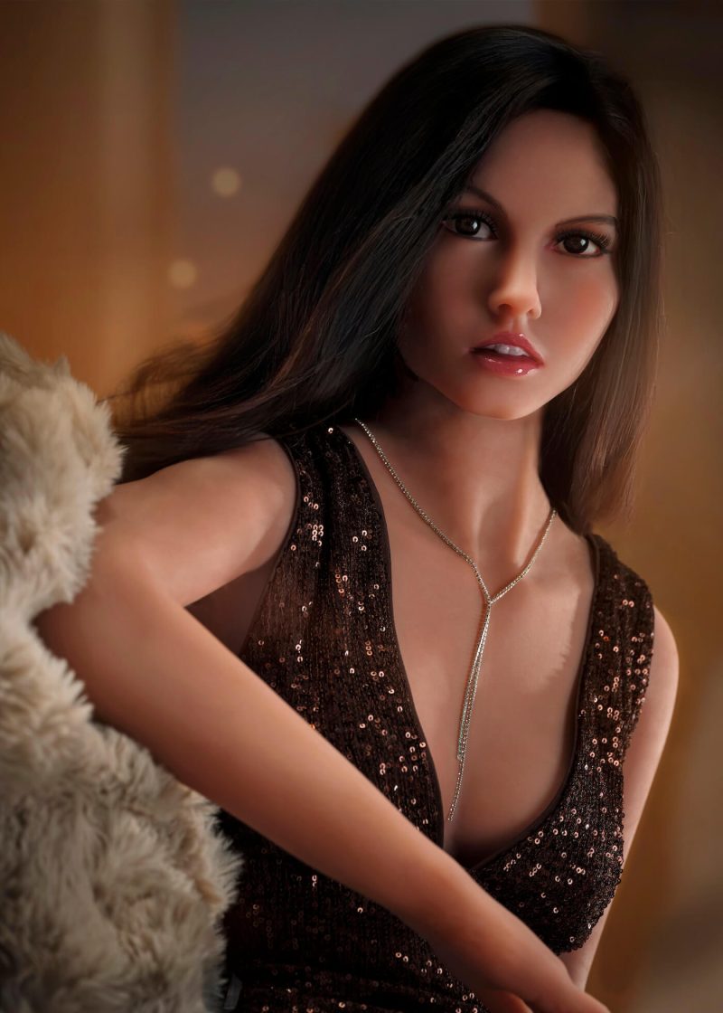 Realistische TPE sexpop Yara met lang bruin haar, volle borsten en zachte rondingen, in natuurlijke houding met levensechte huid en sensuele uitstraling.