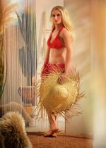 Ava RF Doll sexpop met lang blond haar, C-cup borsten en een verleidelijke blik, met een elegante en realistische uitstraling